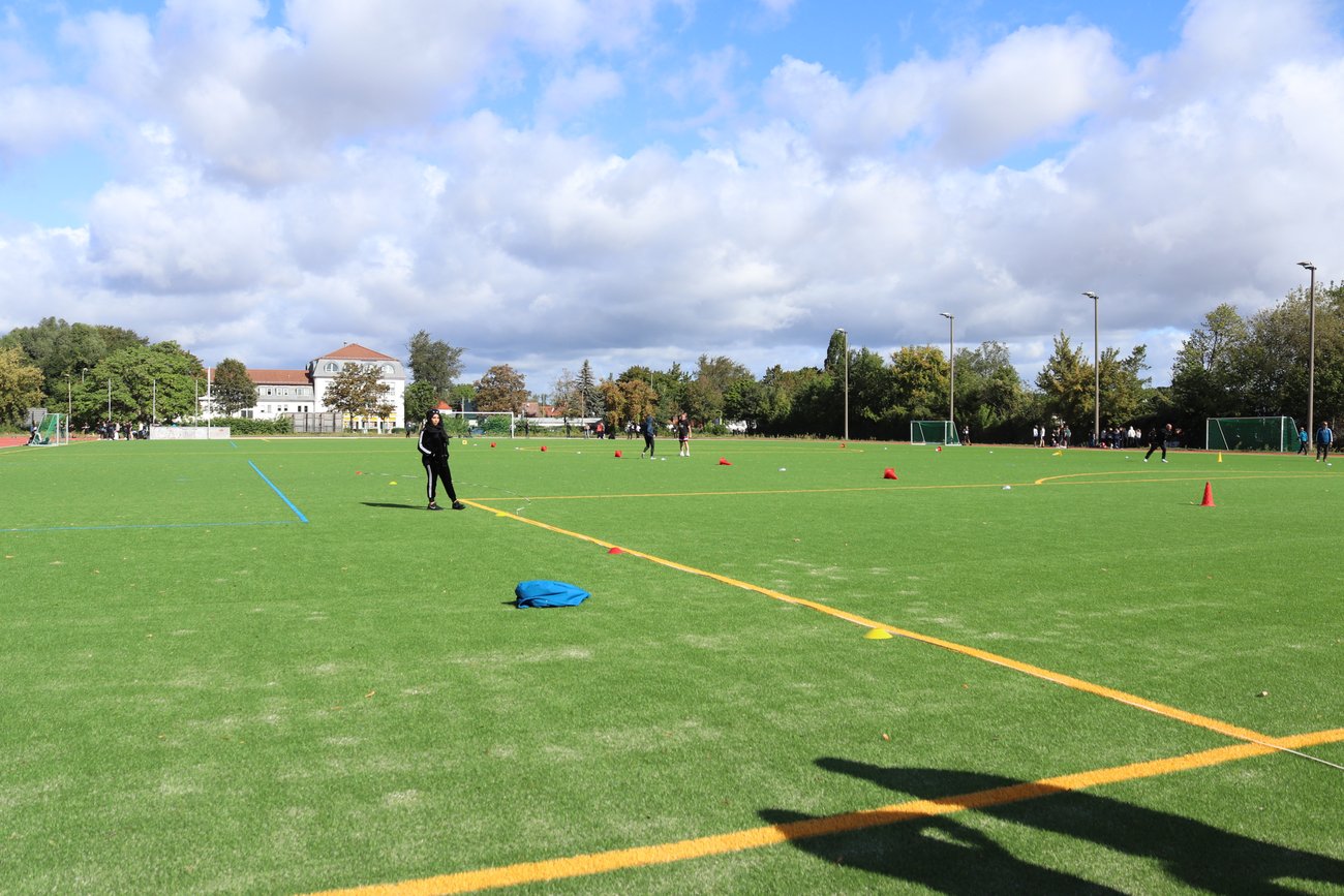Blick über einen Sportplatz