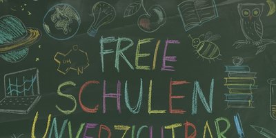 Tafel mit buntem Schriftzug