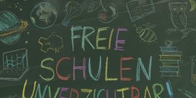 Tafel mit buntem Schriftzug