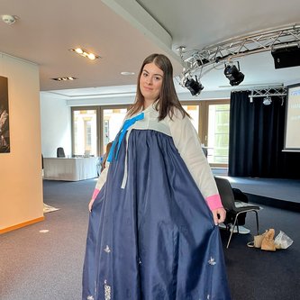 Schülerin in traditionellem koreanischen Gewand