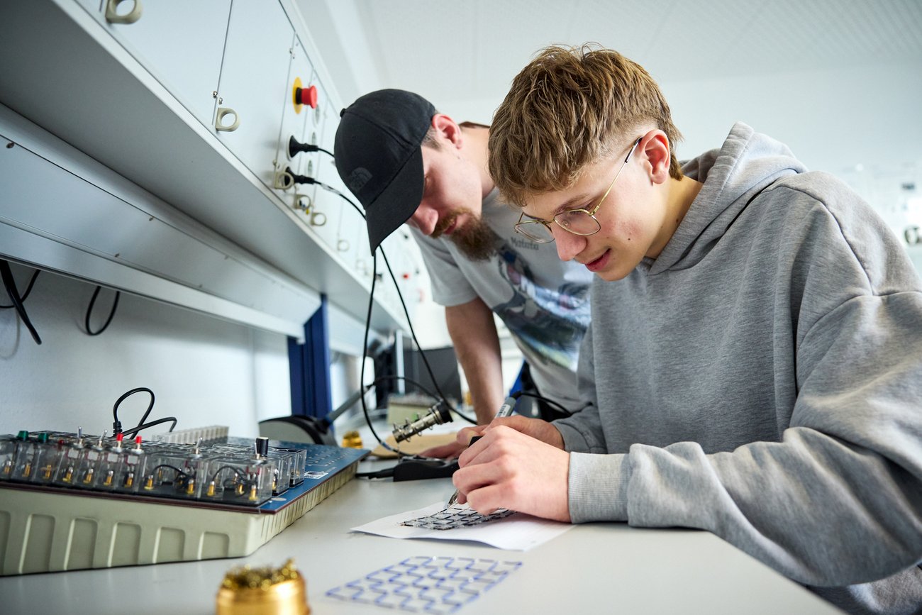 Schüler beim Löten