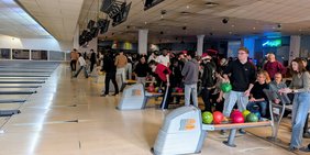 Blick in die Bowlinghalle mit Schülern