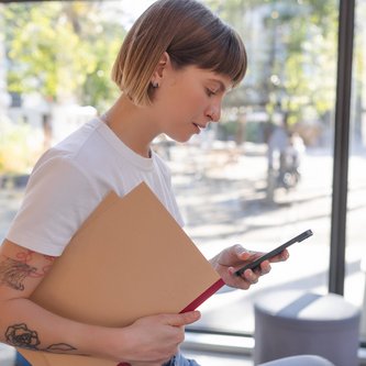 Officemanagerin mit Akten
