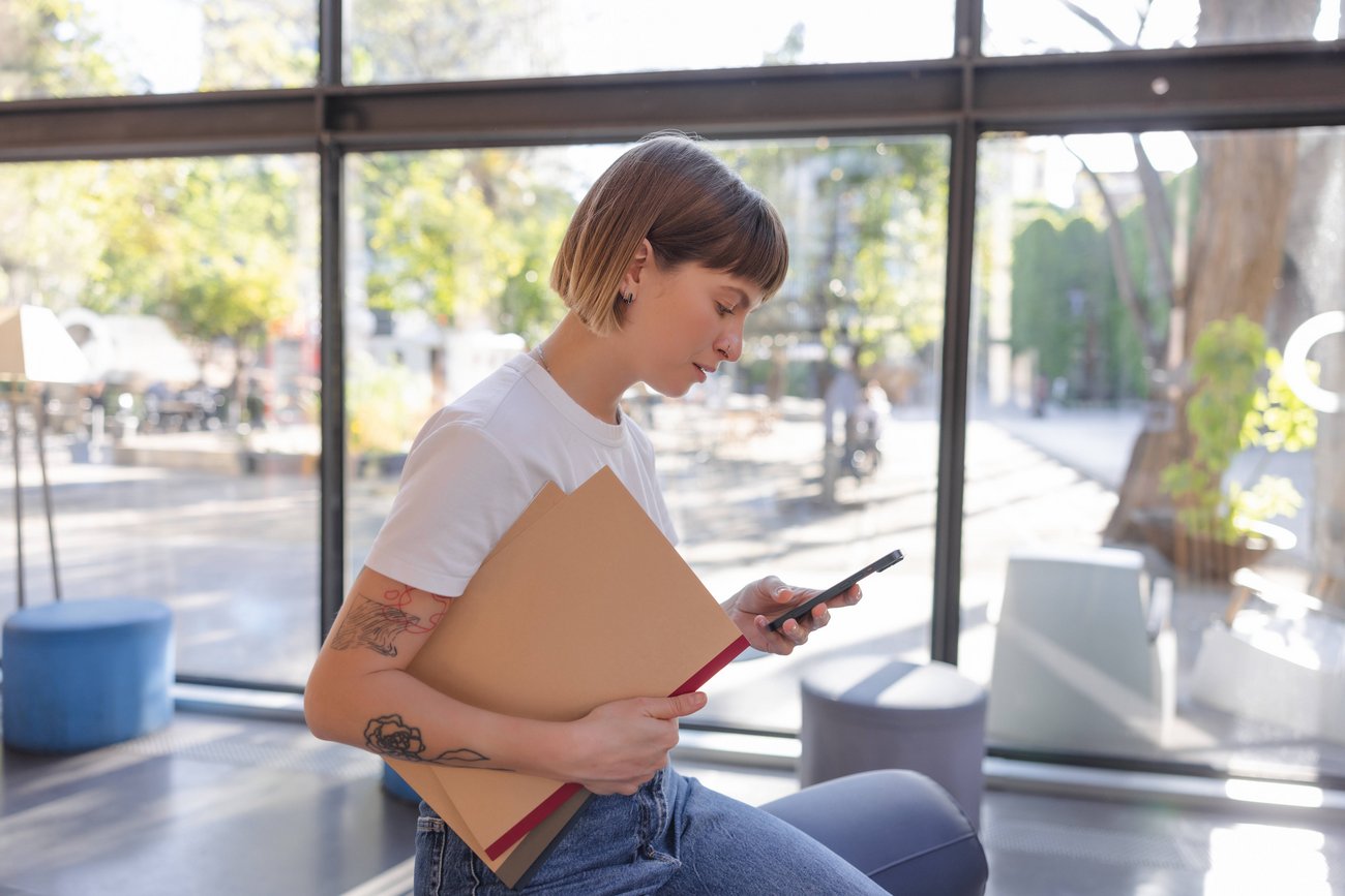 Officemanagerin mit Akten