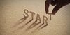 Buchstaben S T A R T werden aufgestellt