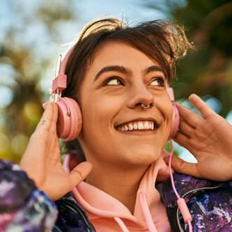 Lächelnde Schülerin mit Kopfhörern