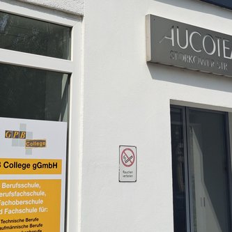 Blick auf den Eingang des Gebäudes in Berlin-Pankow