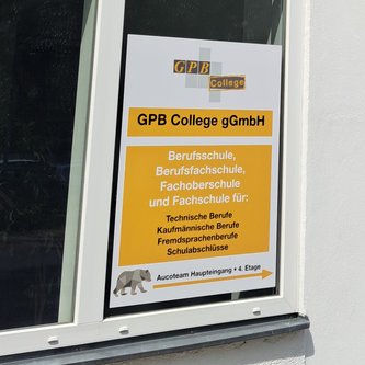 Blick auf den Eingang des Gebäudes in Berlin-Pankow