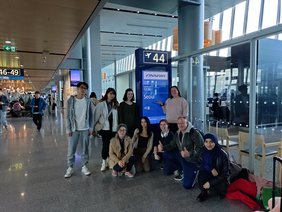 Schülergruppe auf dem Flughafen