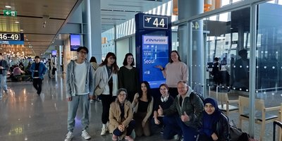 Schülergruppe auf dem Flughafen