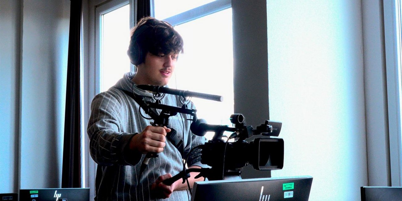 Schüler mit Studiokamera