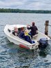 Motorboot auf einem see mit vier Menschen darin