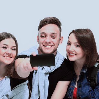 5 junge Menschen machen ein Selfie