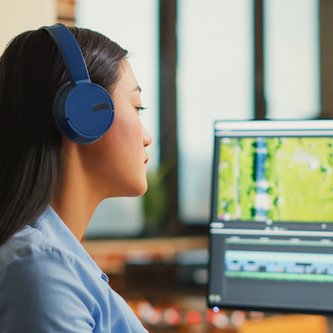 Medientechnikerin bei Content-Erstellung an Bildschirmen