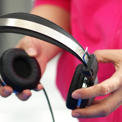 Fremdsprachenkorrespondent hält Headset