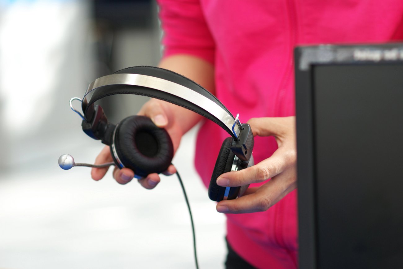 Fremdsprachenkorrespondent hält Headset