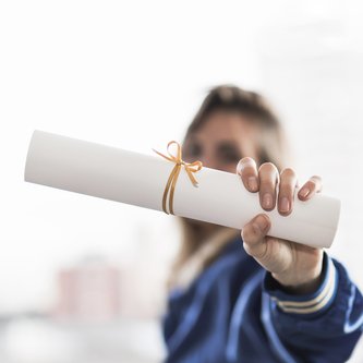 Frau zeigt eine Papierrolle
