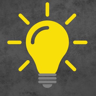 gelbe Glühlampe auf einem Tafelhintergrund mit verschiedenen Wörtern