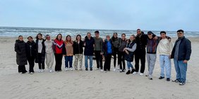 Schülergruppe am Strand
