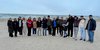 Schülergruppe am Strand