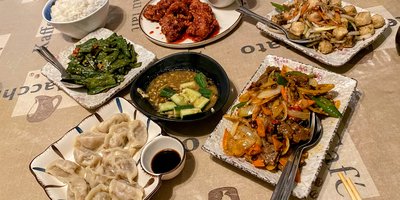 verschiedene asiatische Speisen auf einem Tisch
