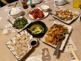 verschiedene asiatische Speisen auf einem Tisch