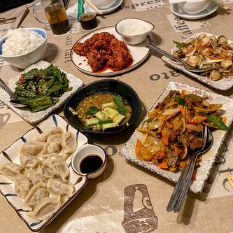 verschiedene asiatische Speisen auf einem Tisch