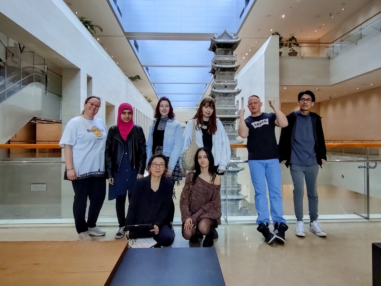 Schülergruppe mit Lehrer in einem koreanischen Kaufhaus