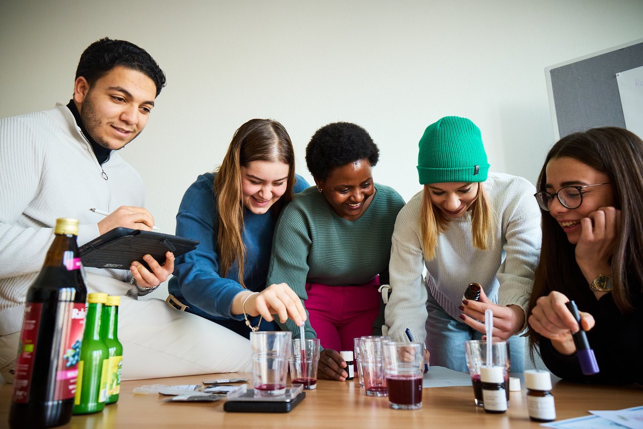 Schülergruppe bereiten gemeinsam Getränke zu
