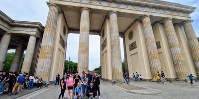 Gruppenfoto vor dem Brandenburger Tor