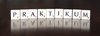 Scrabbel-Buchstaben-Plättchen, die das Wort "Praktikum" bilden