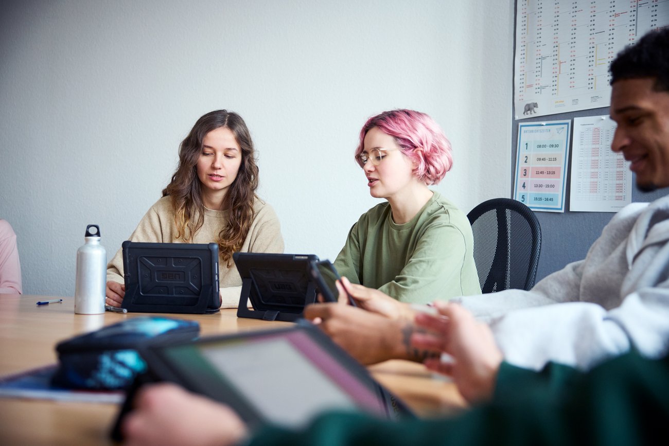 Schüler mit Tablets