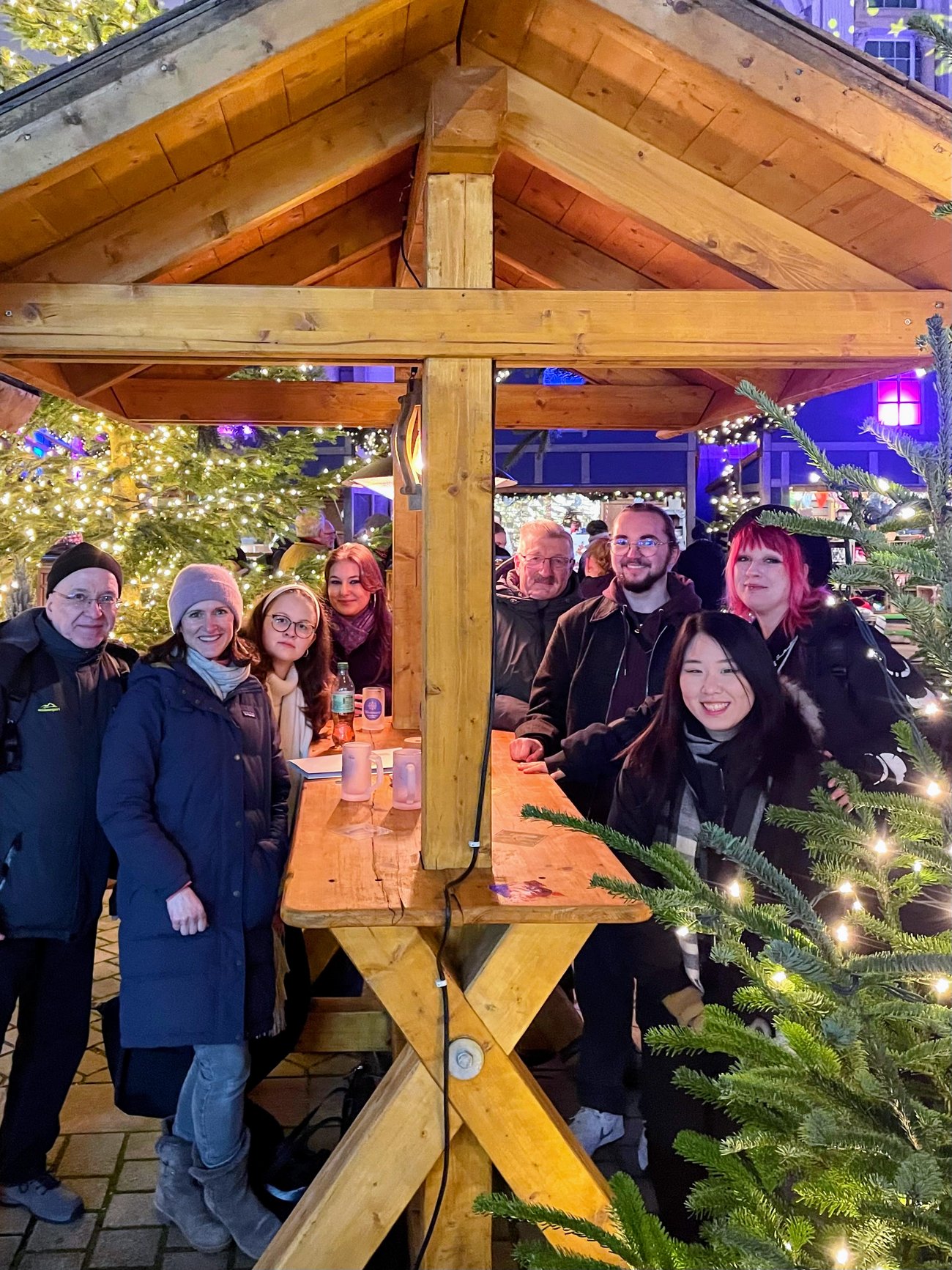Gruppe von Schülern und Lehrern auf dem Weihnachtsmarkt