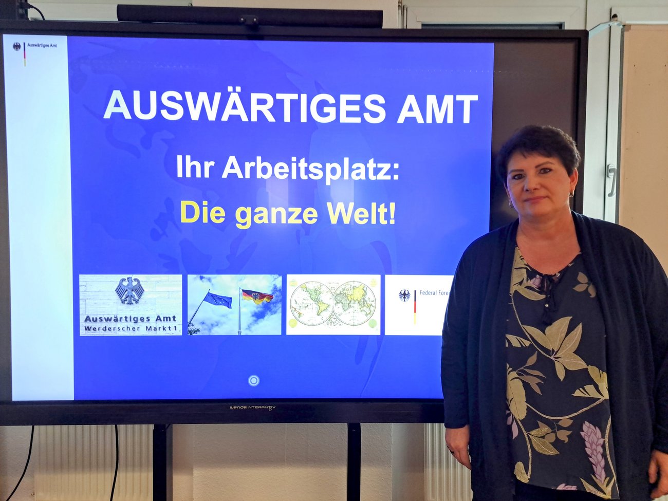 Mitarbeiterin vom Auswärtigen Amt vor einem Bildschirm
