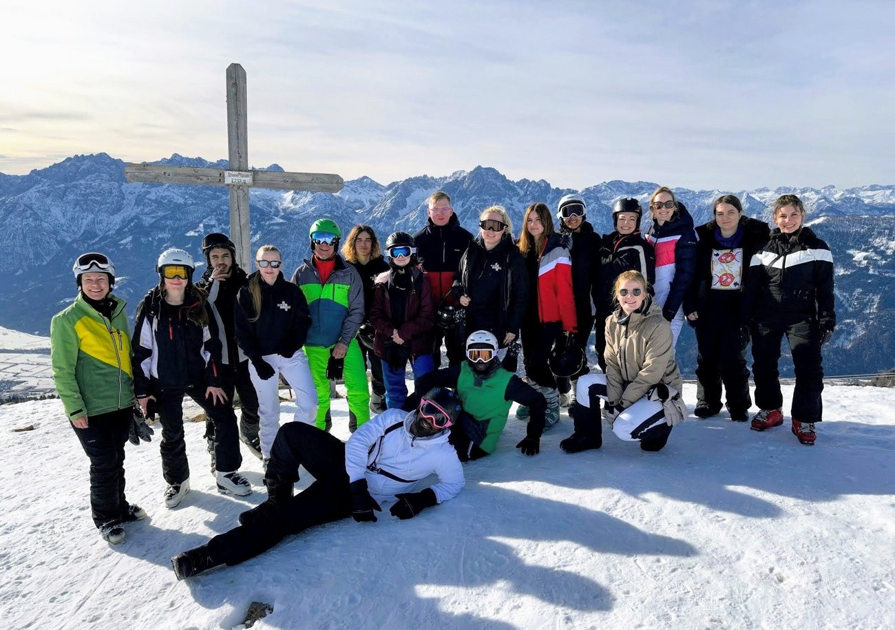 Klasse auf Skifahrt in den Alpen