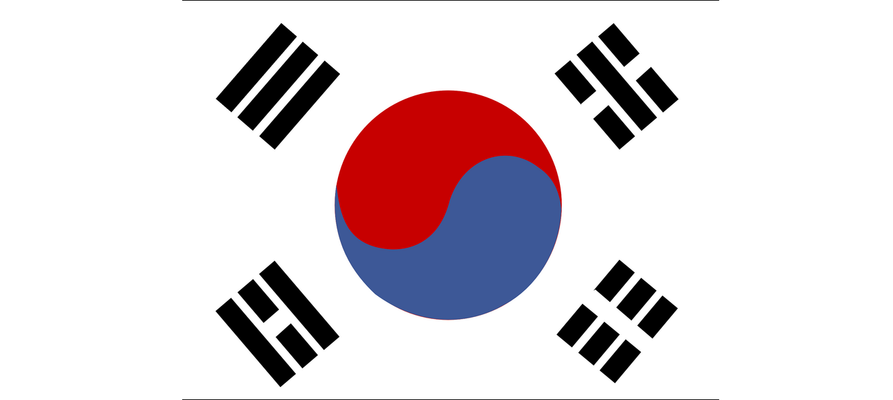 Flagge von Südkorea: ein Kreis aus rot und blau auf weißem Grund mit vier Trigrammen in den Ecken