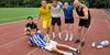 Gruppenfoto der siegreichen Fußballmannschaft auf der Laufbahn