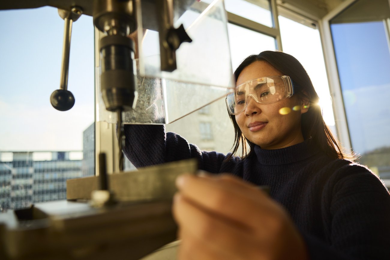 Mädchen an Ständerbohrmaschine