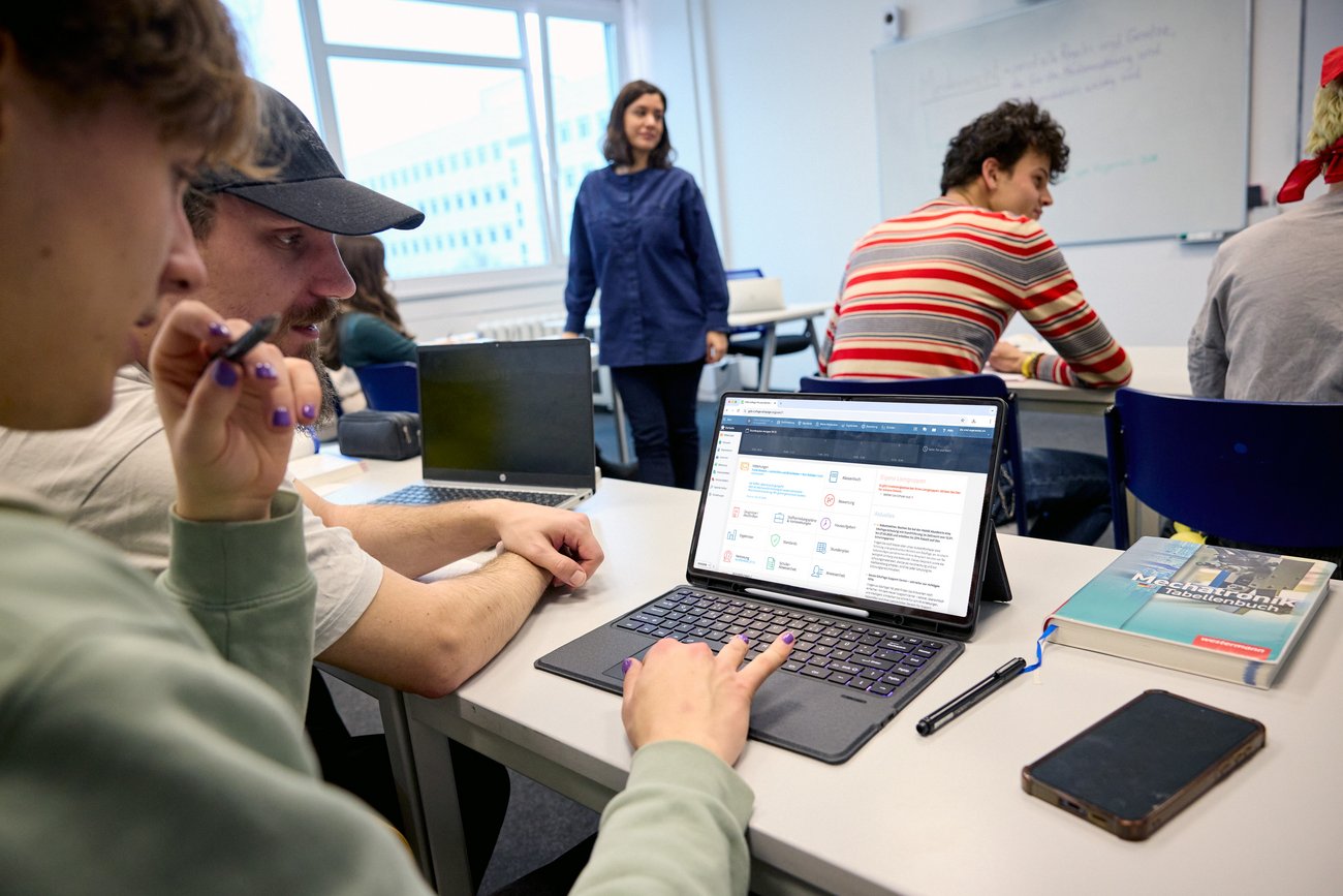 Schüler sitzt vor Tablet