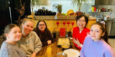 Lehrerin mit vier Schülerinnen in asiatischem Reataurant