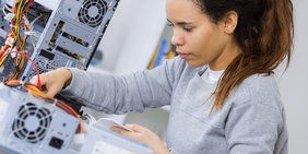 junge Frau  mit Technik