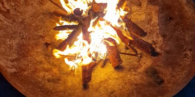 brennende Holzsscheite in einer Feuerschale