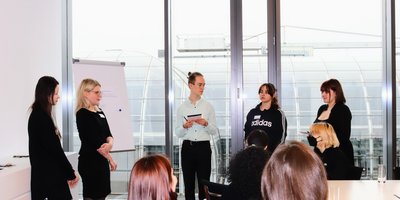 Menschen mit einem Flipchart in der Mitte