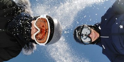 zwei Skifahrer mit Helm