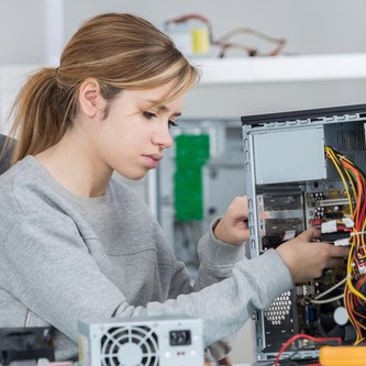 Elektrotechnische Assistentin schraubt am PC