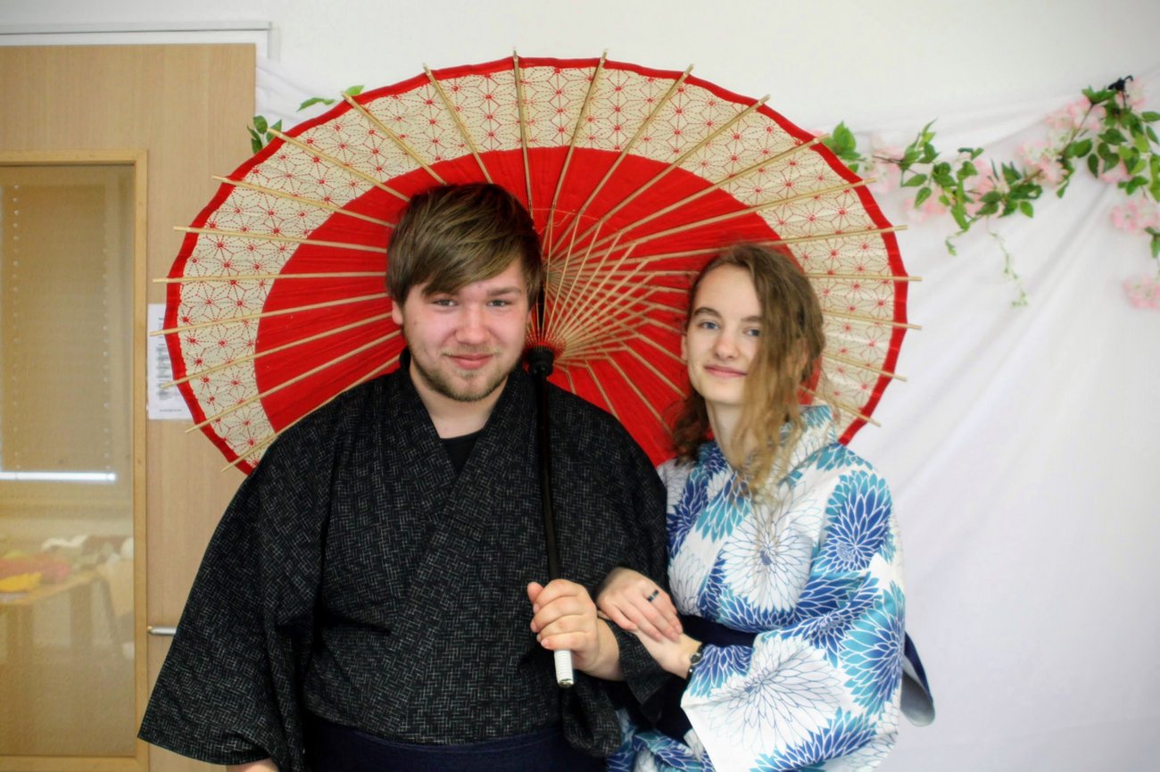 Schüler in japanischen Kimonos