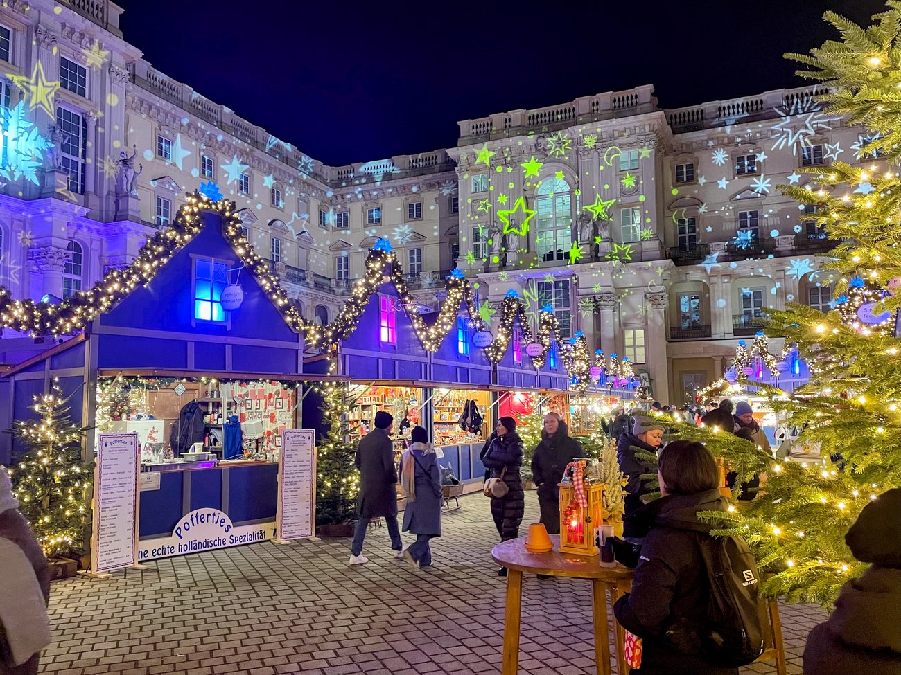 Blick weihnachtlich illumiierte Kulisse