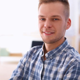 junger Mann am Tisch