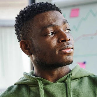 Sportkaufmann nachdenklich im Büro