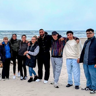 Schülergruppe am Strand